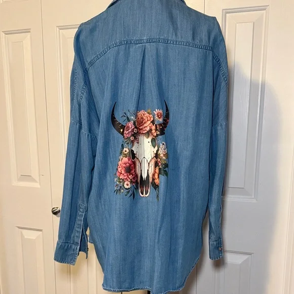 Lou & Grey perfectly distressed one of a kind Top with boho Floral Skull Design - Picture 2 of 3